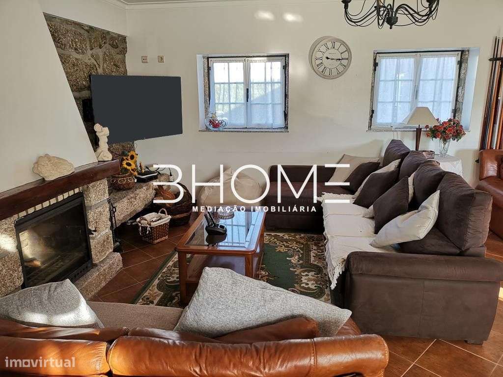 Propriedade com Casa em Pedra, T6, com piscina e campo de jogos-10