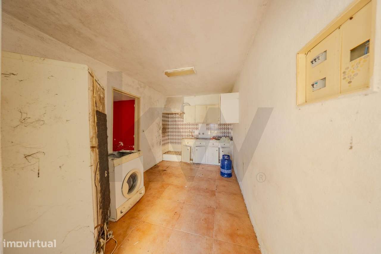 Moradia Bi-Familiar + 2 Anexos Habitáveis na Sobreda Caparica-30