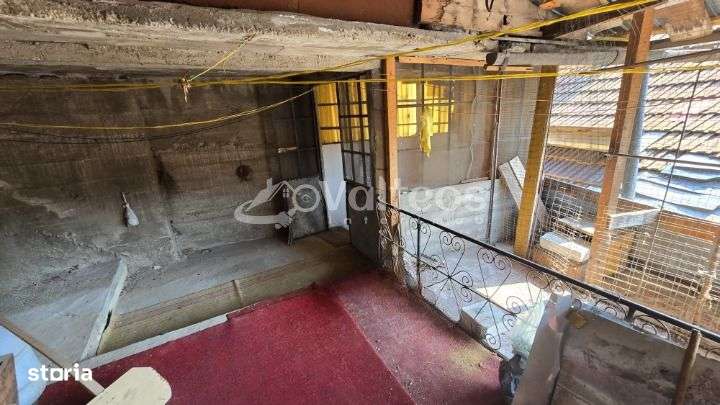 Resita, de vânzare casă, două corpuri, curte, zona centrală-16