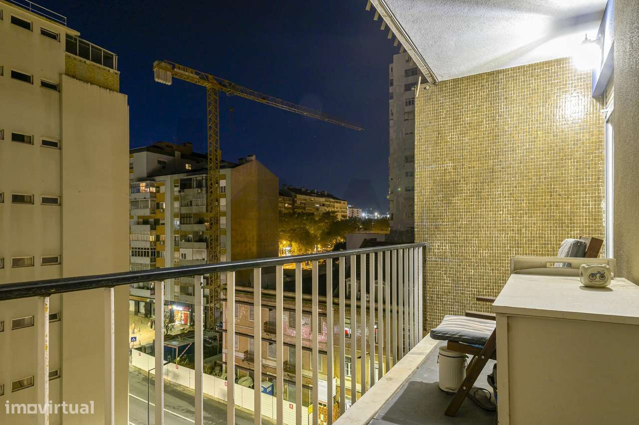 Oportunidade Única em S. Domingos de Benfica: T4 com Potencial e Local-24