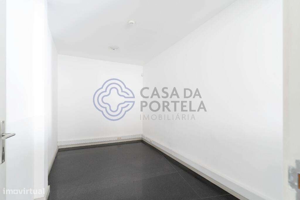 Oportunidade Única no Centro de Leça da Palmeira – Loja + Armazém + 2 - Grande imagem: 2/12