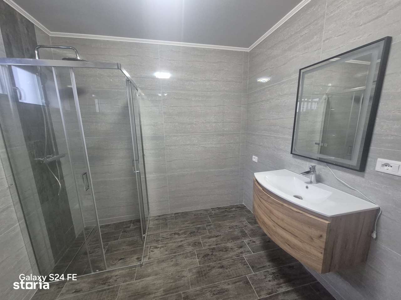 Casă independentă cu 3 camere/living /baie / și teren de 600mp - Imagine principală: 4/20