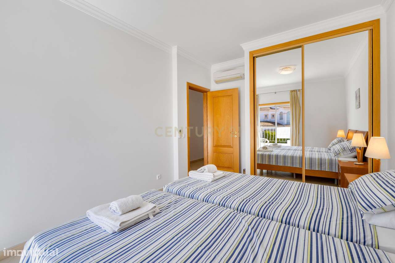 Espaçoso Apartamento T3 no Último Piso com Vista para as Piscinas no O-17