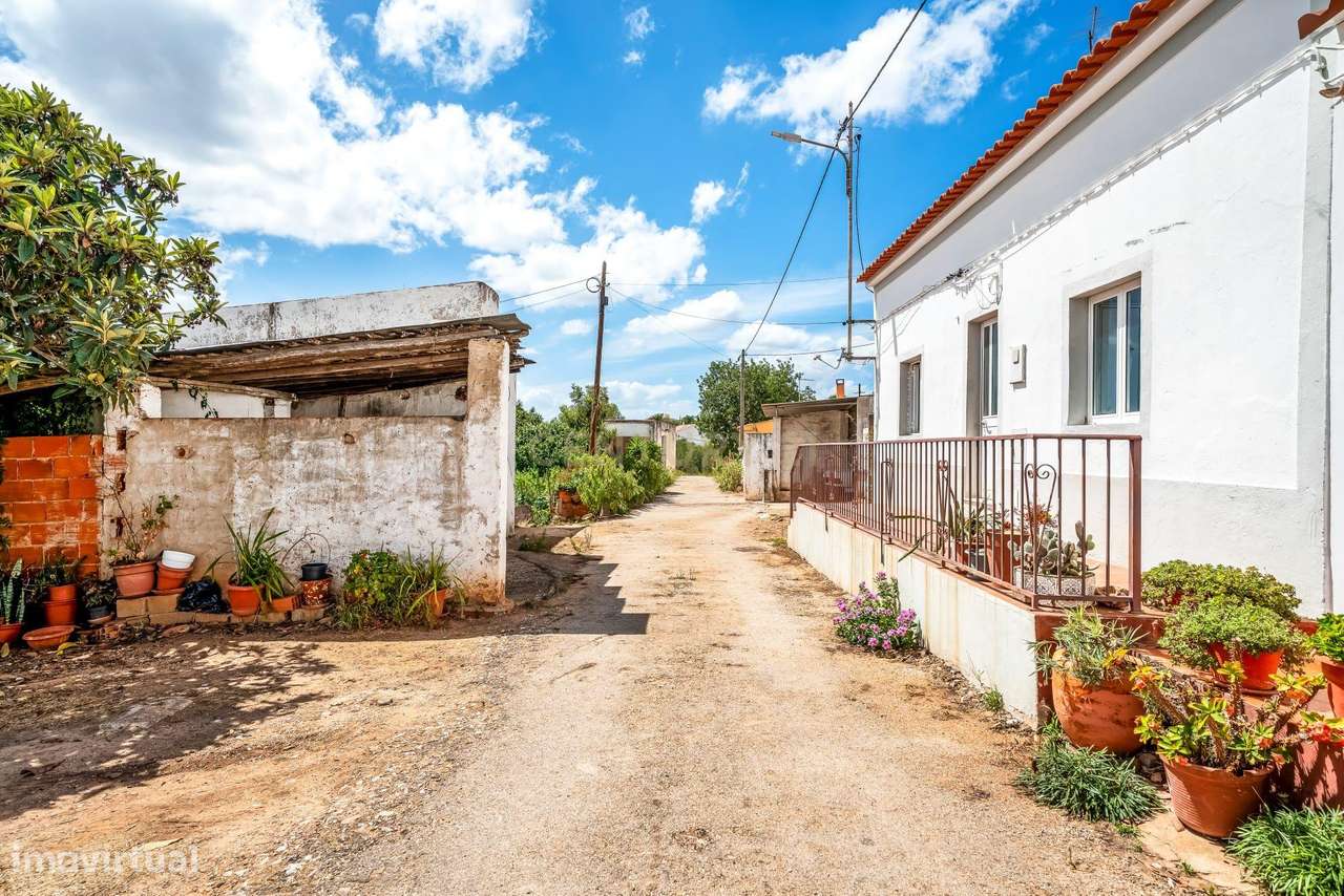 Moradia térrea renovada com dois quartos e terreno urbano, em Alcantar-2