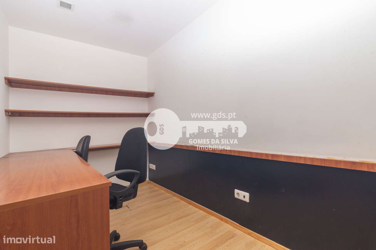 Moradia T3+1 com Espaços Comerciais – Ideal para Viver e Investir-47