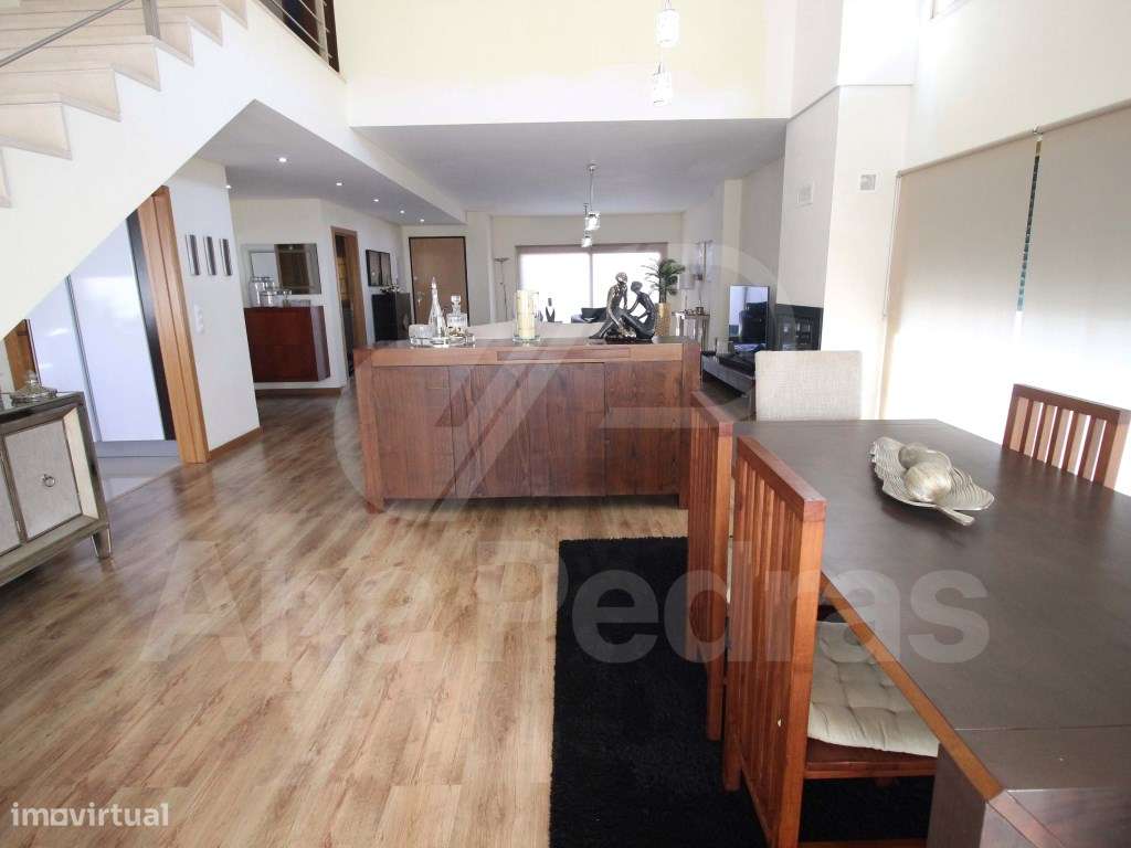 Contemporânea Moradia T4-5