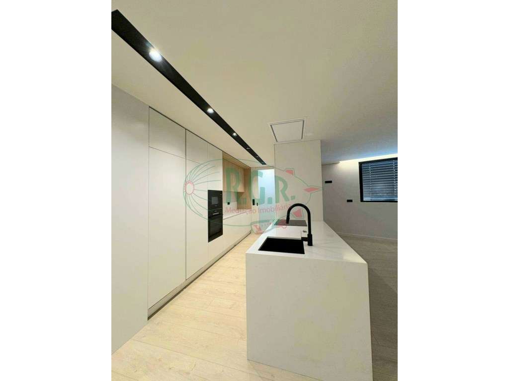 T4 Único no Piso | Terraço (48.40m2) | Box 2 Carros e Arrumos | SÃO...-8