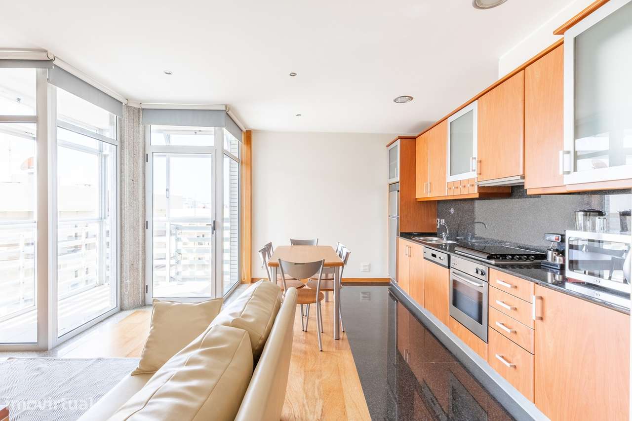 Fantástico T2 com terraço privado e lugar de garagem-0