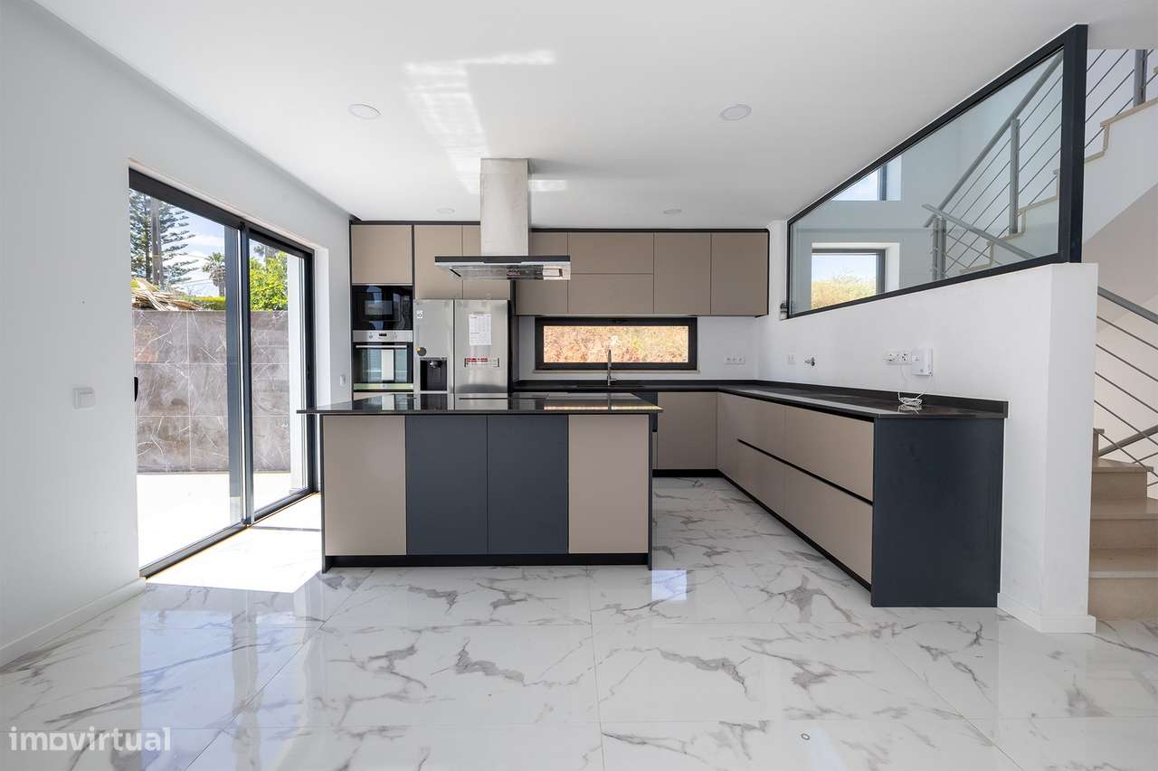 MORADIA DE LUXO T3+1 DE NOVA CONSTRUÇÃO PERTO DA MARINA DE LAGOS, EM L - Grande imagem: 5/32