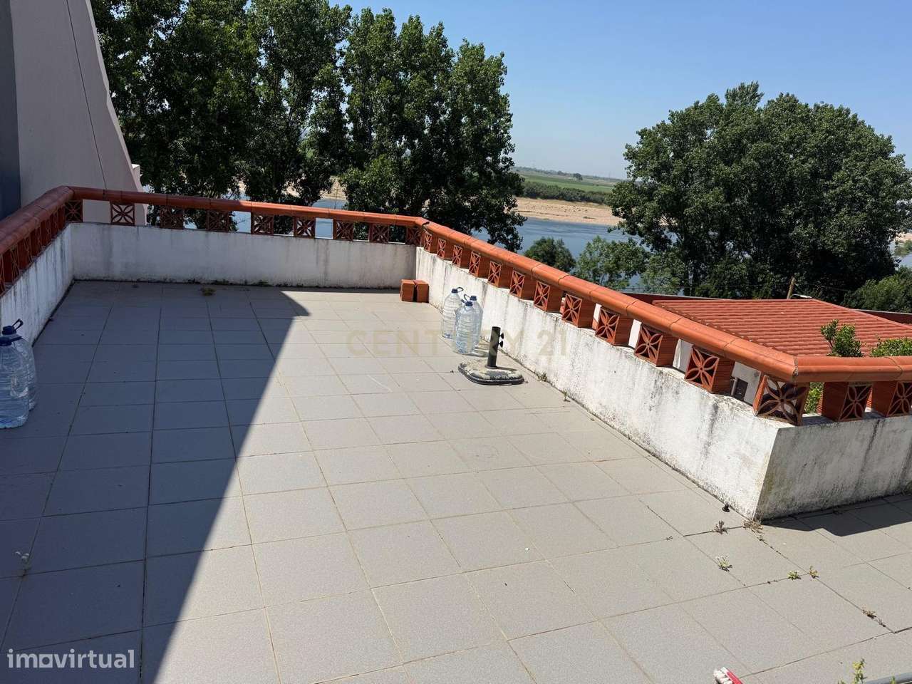 Moradia T2 com Vista Panorâmica em Localização Central-11