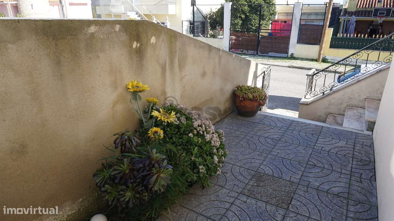 Moradia para Restaurar T3 Venda em Santa Iria de Azoia, São João da Ta - Grande imagem: 4/51