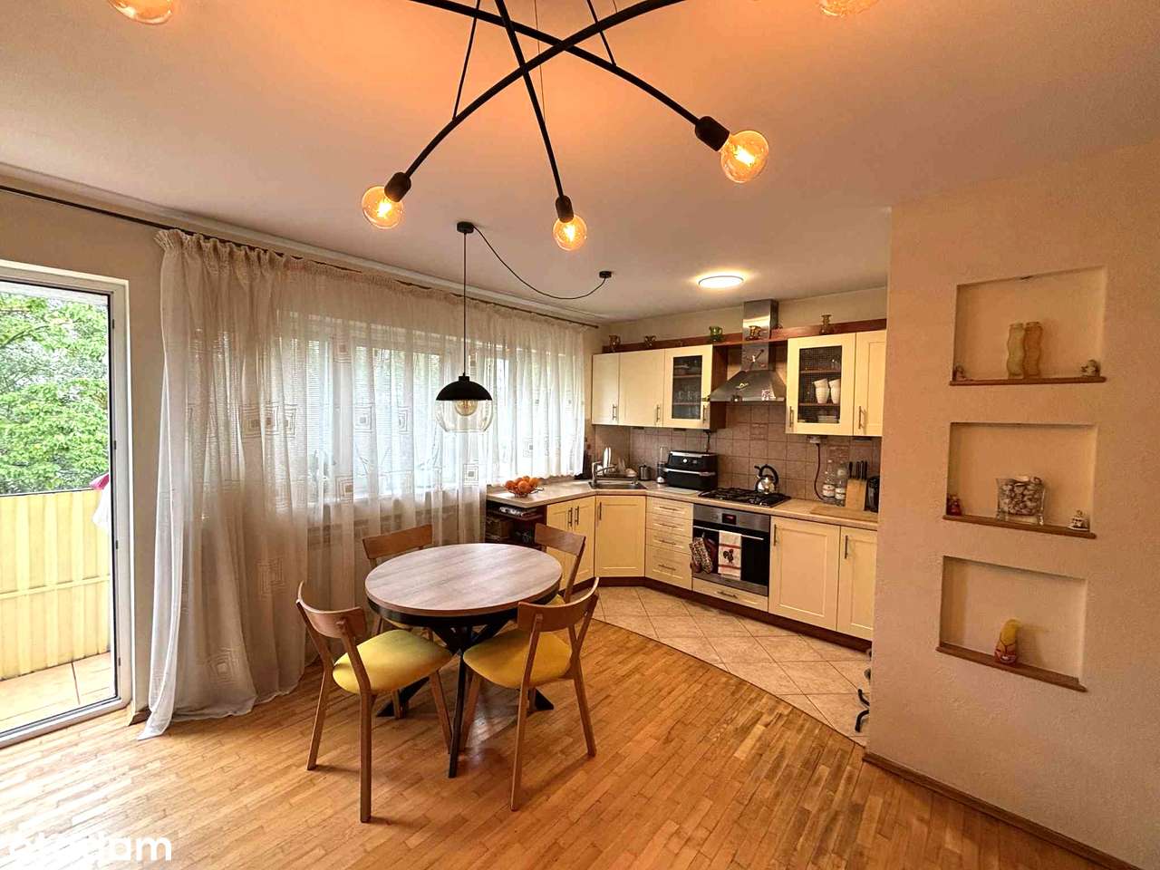 Przestronne 4-pokojowe mieszkanie z balkonem na Starych Bielanach-0