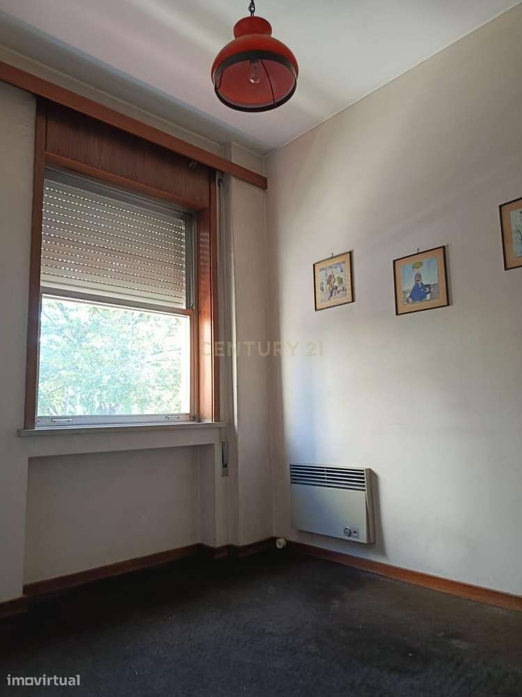 Apartamento T4 na Avenida Fernão de Magalhães — Espaço, Potencial e Di-15