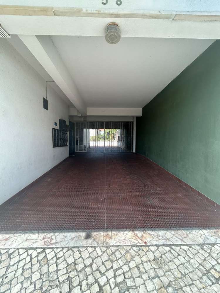 Apartamento T3 com varanda e garagem em Cacém-23
