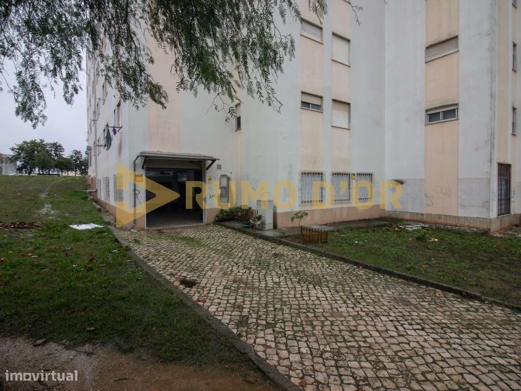 Armazém 198m² no Centro do Carregado - Com Escritório, Cozinha e Ca... - Grande imagem: 2/15