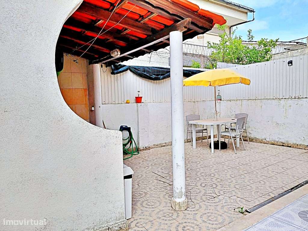 Moradia em Vale de Milhaços - junto à Escola-2