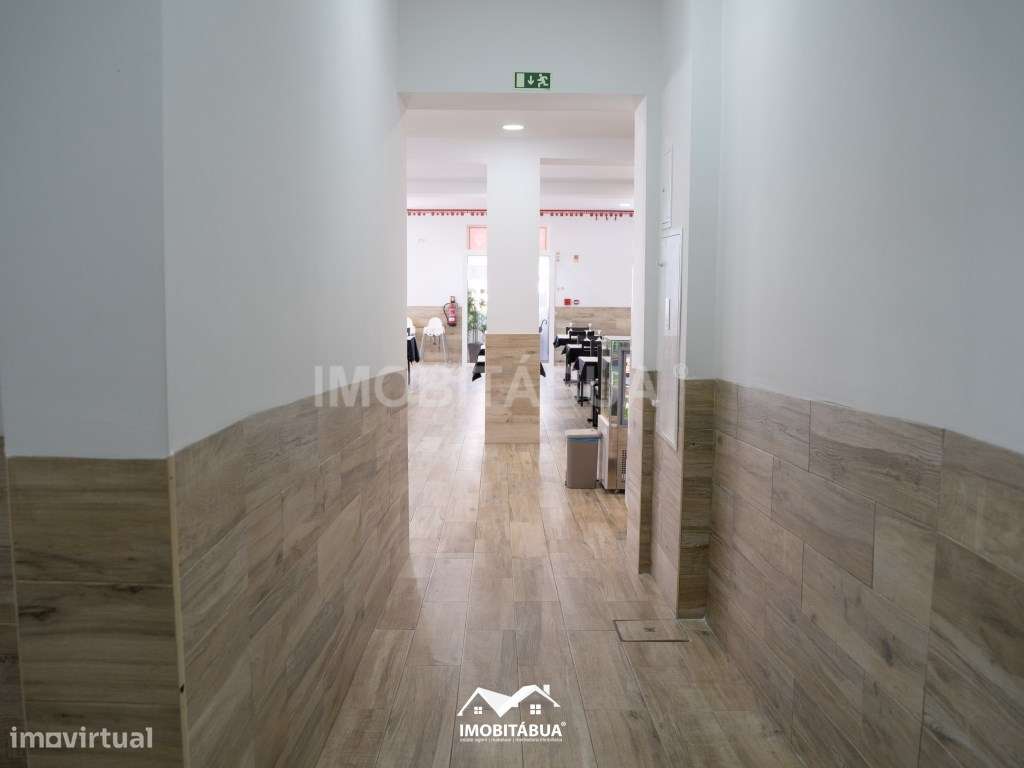 Espaço comercial com habitação T5 no centro da vila-42