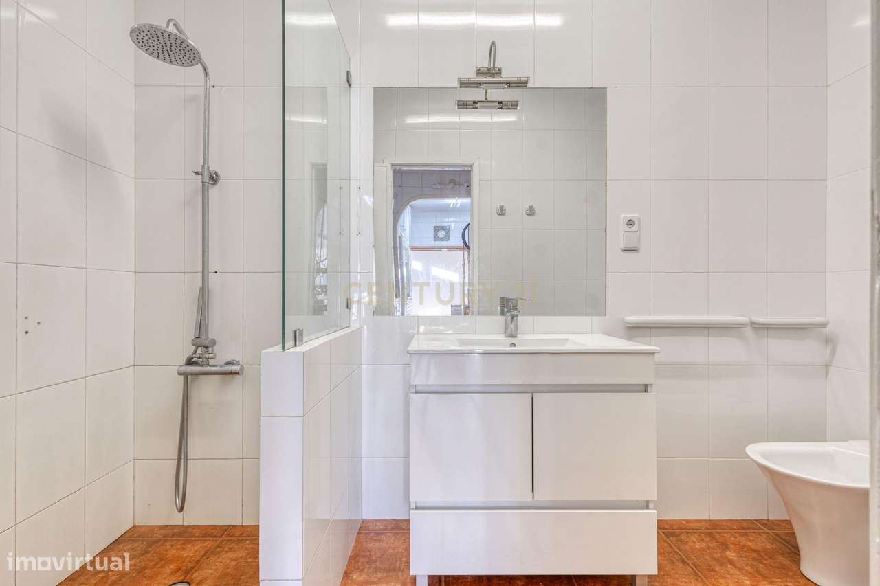 Moradia T3 com 4 frentes e garagem junto a igreja da Santa Rita-14