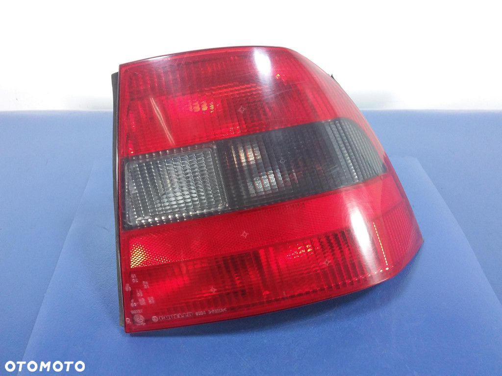 VECTRA B SEDAN LAMPA TYŁ PRAWA TYLNA 90568052 - 1