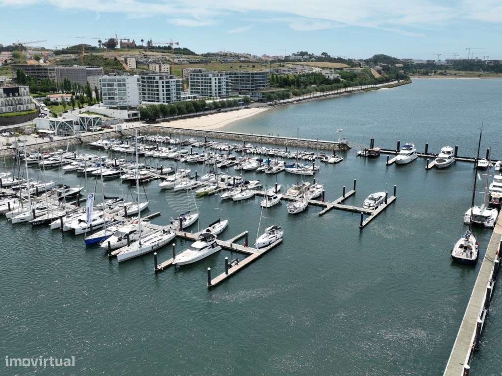 Apartamento T4 com 2 lugares de parqueamento e arrecadação.-28