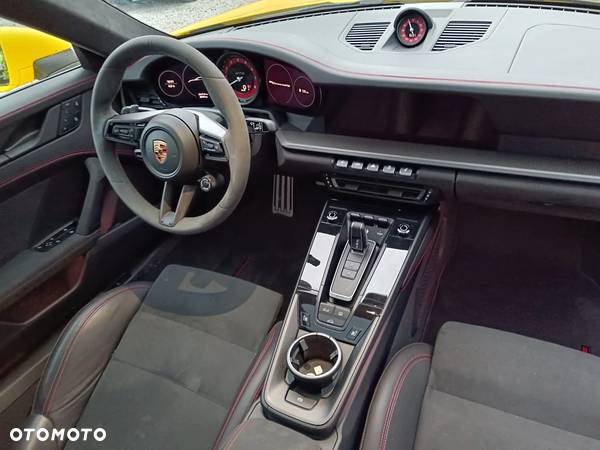 Porsche 911 Carrera 4 GTS - 20