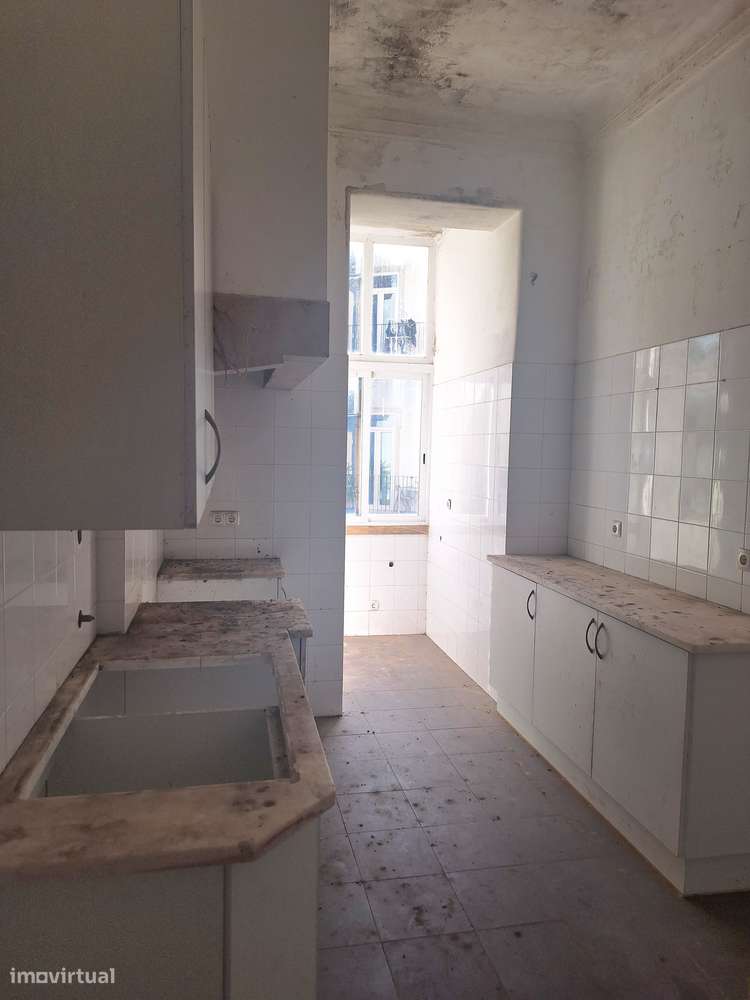 Prédio devoluto SEM Inquilinos junto ao Mercado de Arroios-16