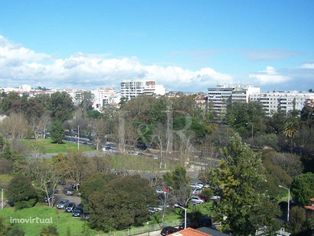 Apartamento T2 mobilado e com estacionamento no Campo Grande