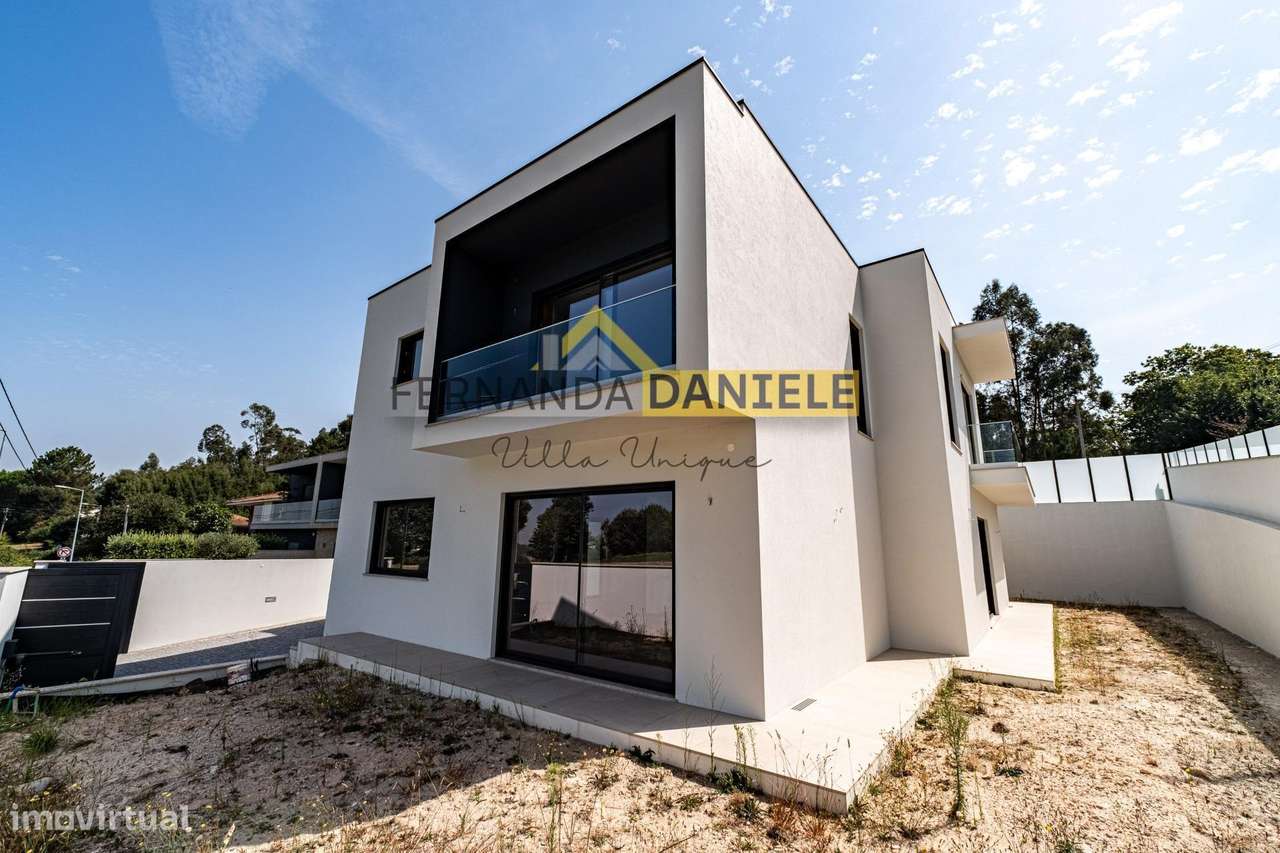 Moradia T4 Nova com 3 Suítes, Garagem e Churrasqueira na Feira - Grande imagem: 4/34