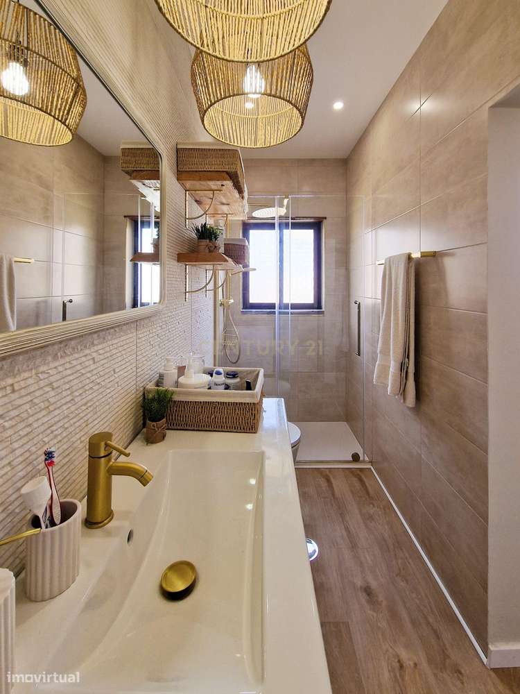 Excelente apartamento de 4 assoalhadas RENOVADO recentemente, com ampl-24