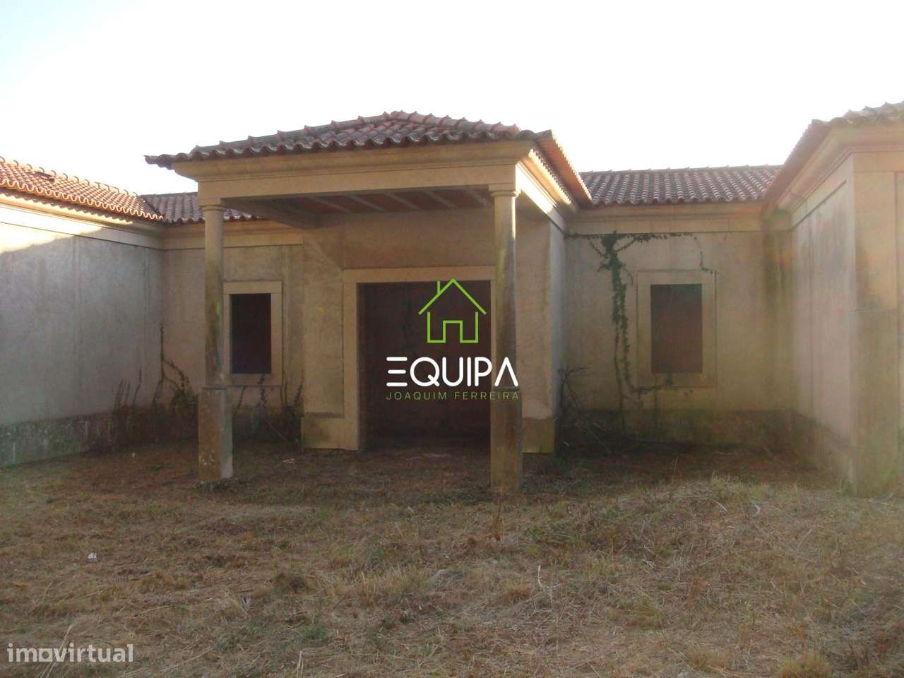 Terreno para construção (com moradia  T-5, construída em grosso), e-8