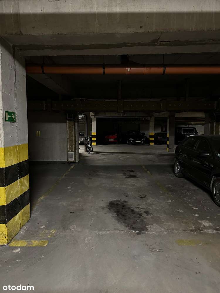 Miejsce postojowe w podziemnej hali garażowej - Płocka 15 przy metro
