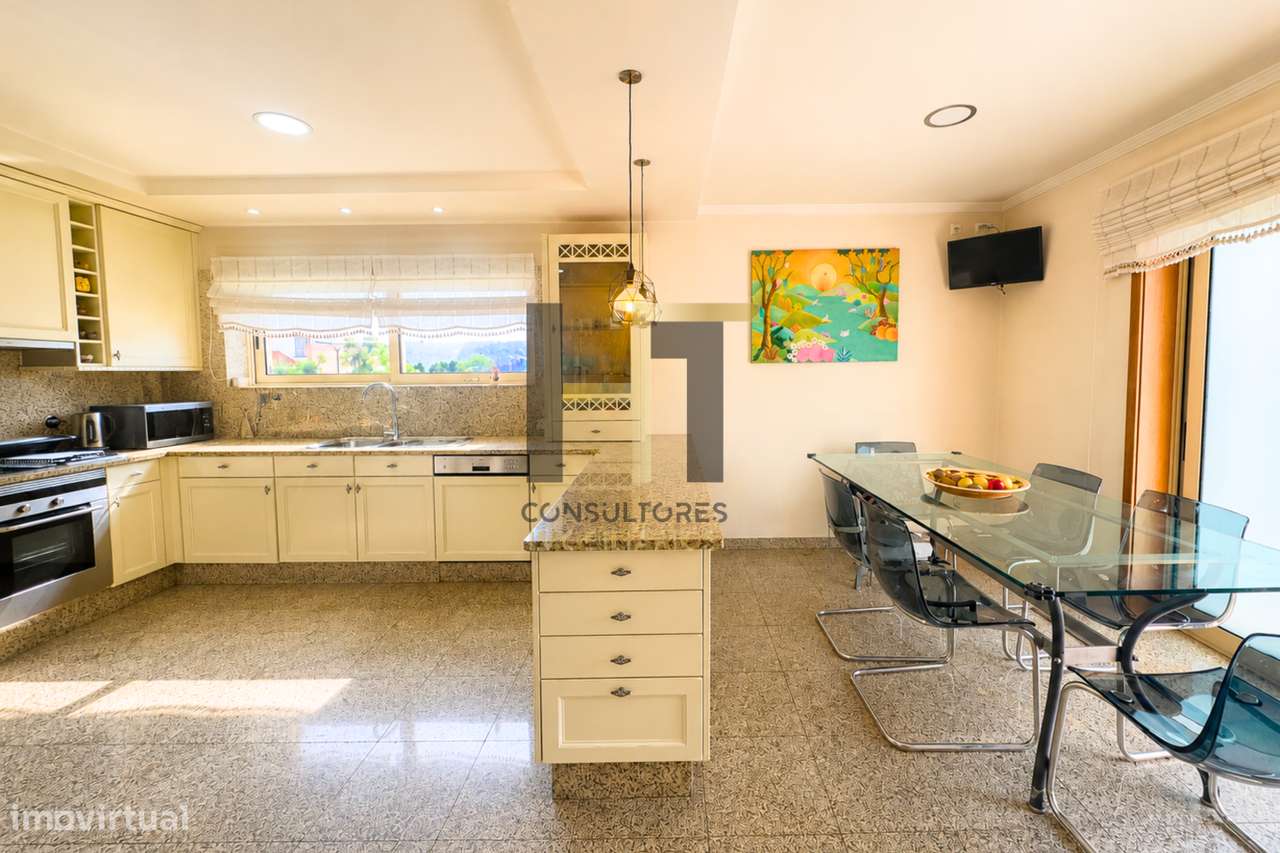 Moradia T3 | 4 Frentes | Piscina, Suite c/ Closet, Garagem 3 Carros |-6