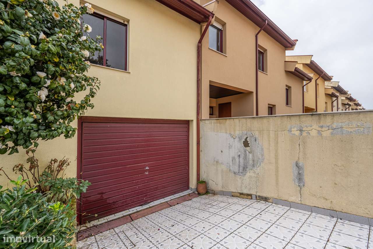 Moradia T4 de gaveto em Nogueira - Grande imagem: 4/49