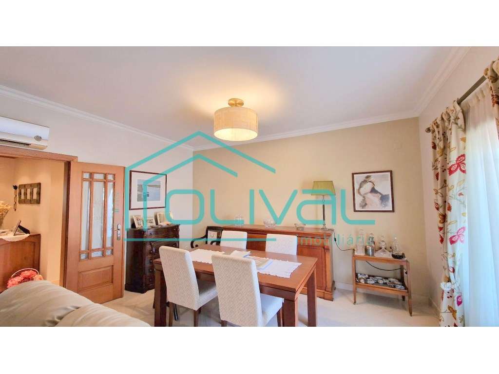 T4 com Arrecadação e Garagem Box no Centro de Benavente - Excelente...-4