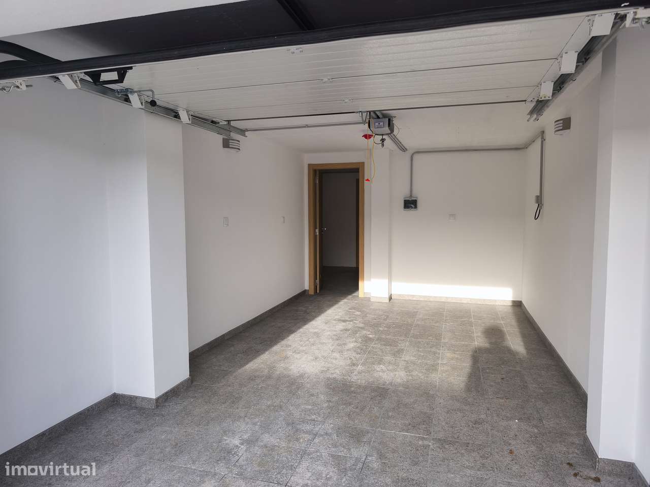 Apartamento T3 Novo c/ Garagem e um parque de Estacionamento-13