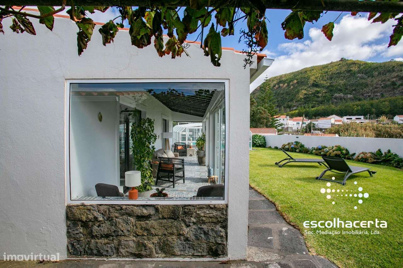 Villa de luxo com piscina coberta e vista para o mar-33