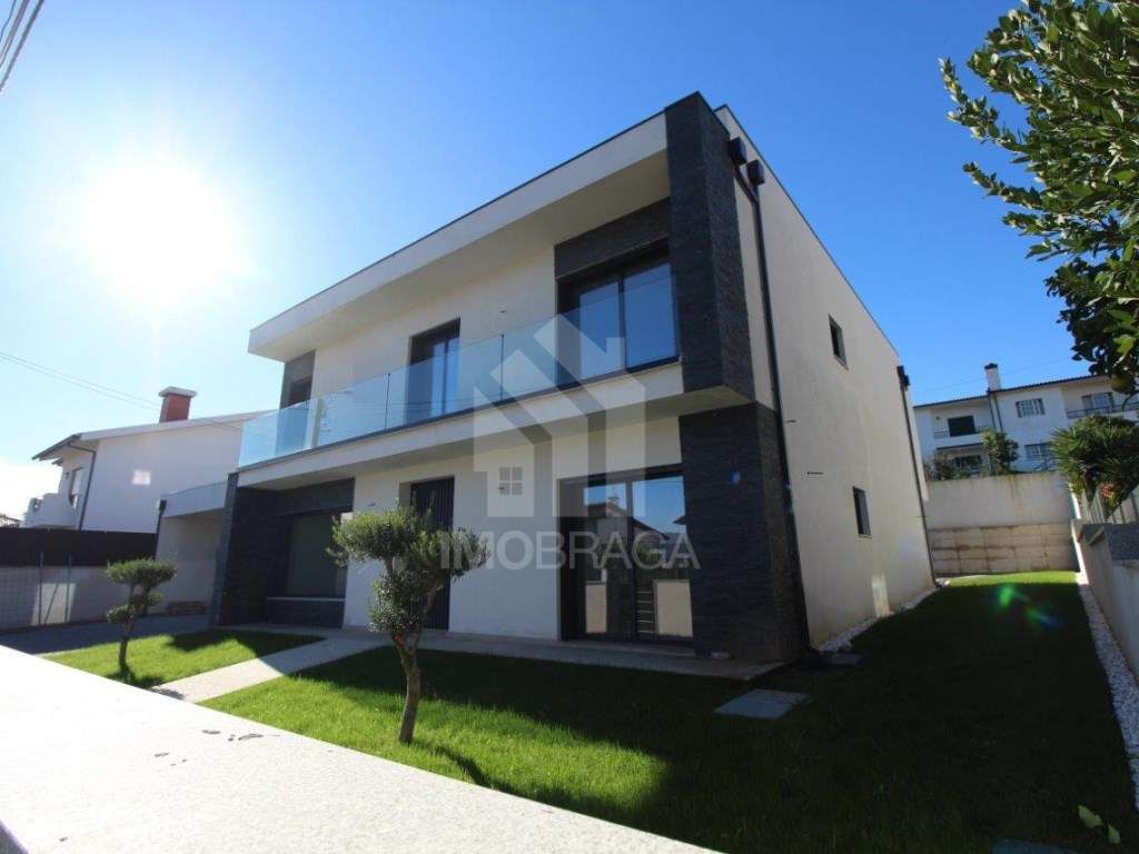 Moradia T4 de Luxo com Piscina, Jardim e Garagem em Ferreiros, Brag... - Grande imagem: 2/60