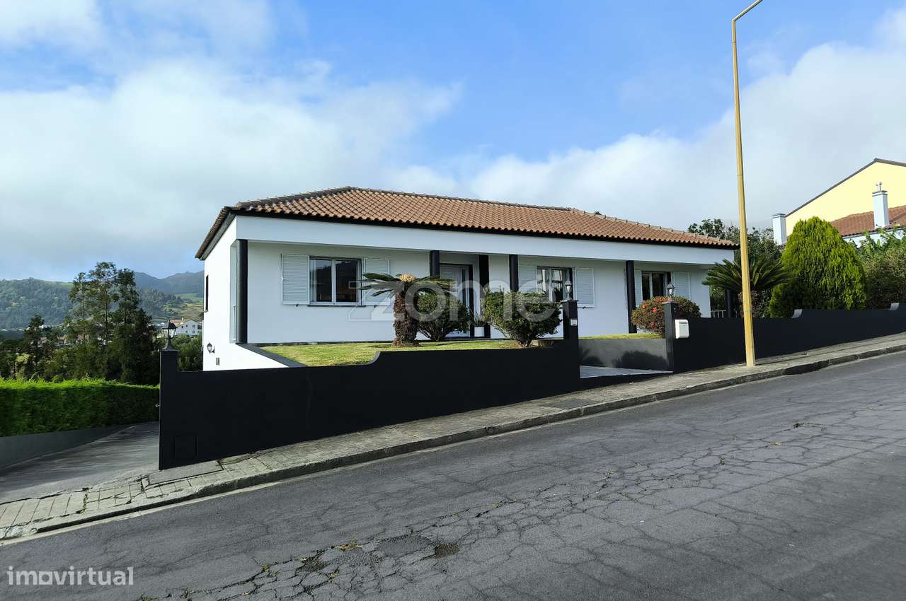 Moradia T4+2 com Jardim e Garagem – Vila da Povoação - Grande imagem: 3/34