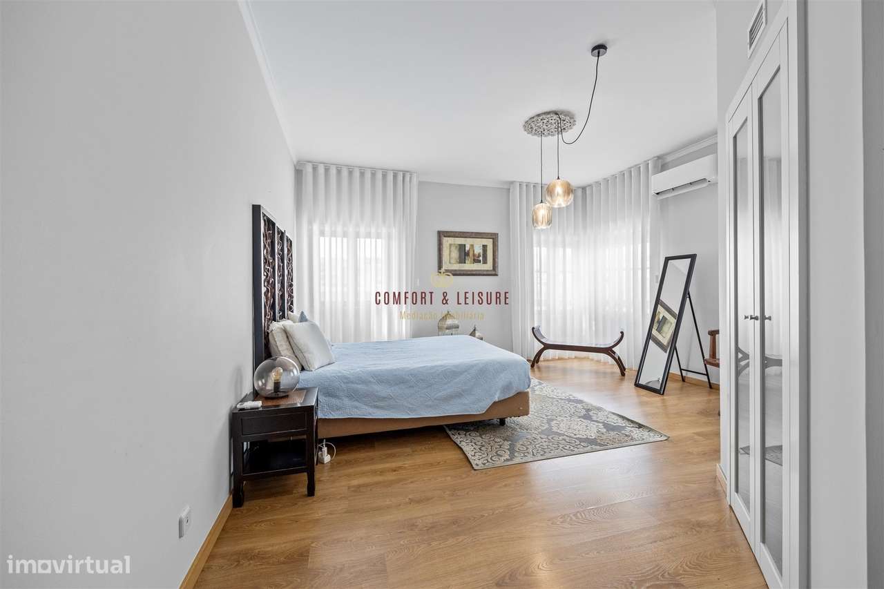Apartamento com 4 quartos, 2 wc, parqueamento e arrecadação na Ramada,-11