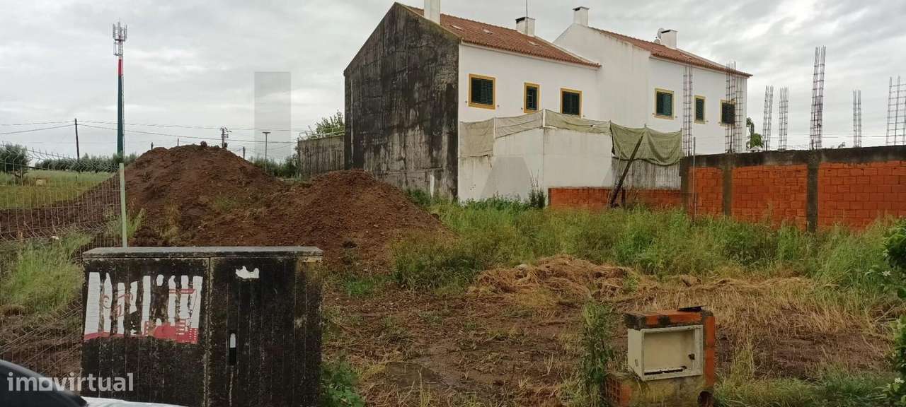 Terreno urbano de 198 m2 e com área de implantação do edifício de 108m - Grande imagem: 4/15