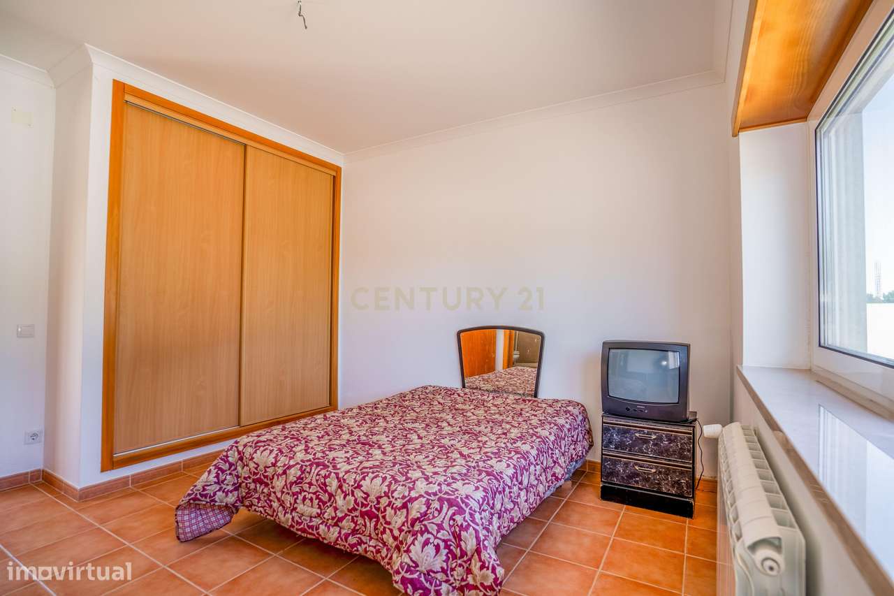 Moradia T6, localizada numa das zonas mais valorizadas do Oeste-23