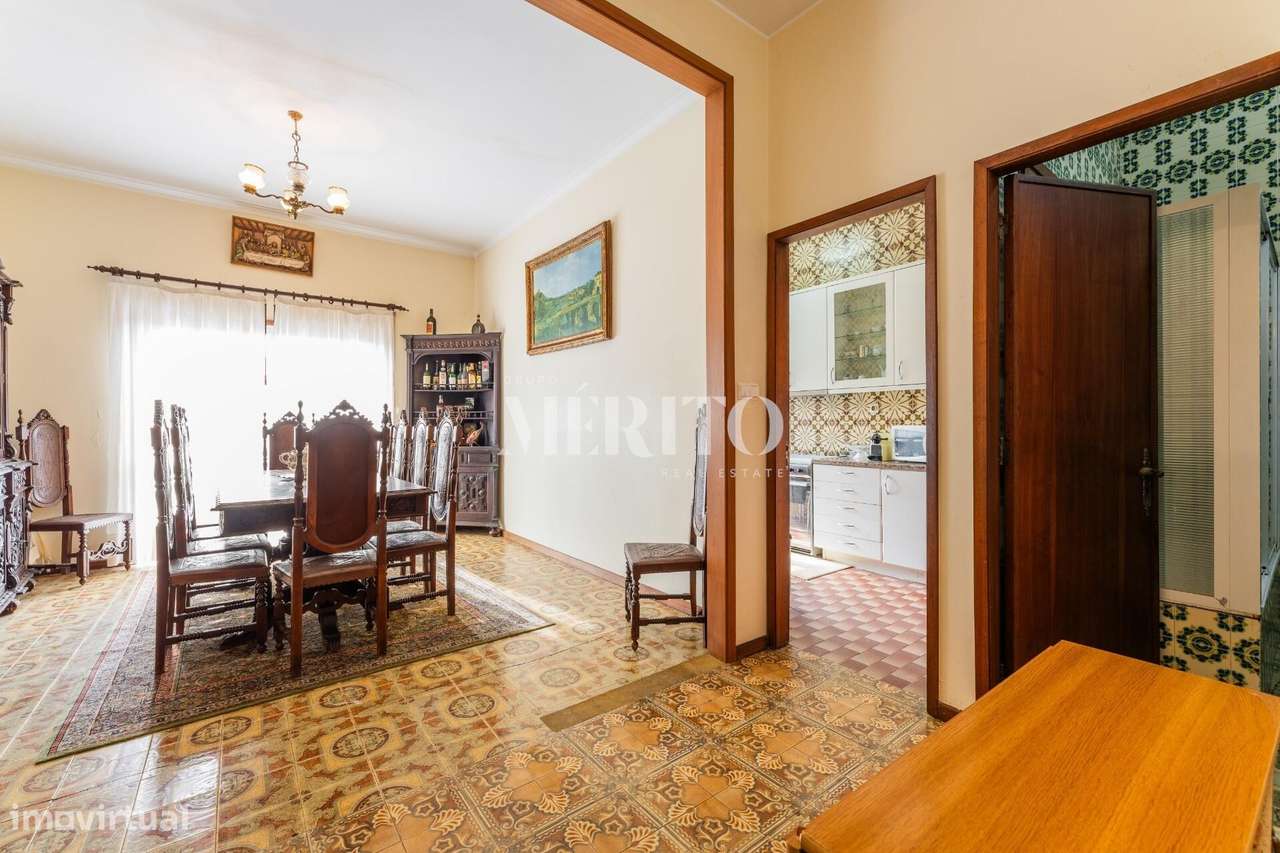 Moradia de 190m2 úteis para remodelar com três pisos no centro de Vila - Grande imagem: 4/42