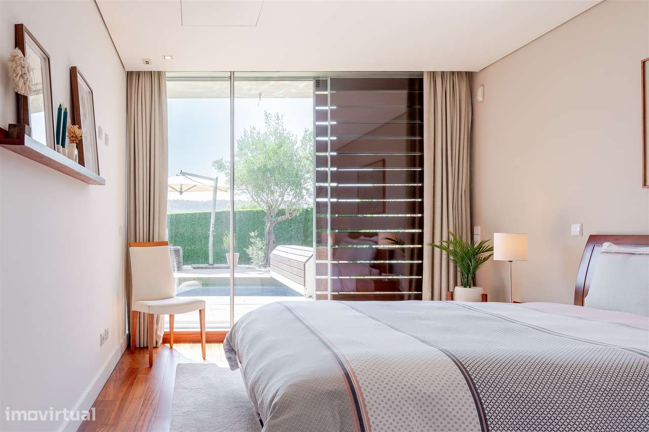 Moradia T4 com piscina, jardim e vista tranquila-27