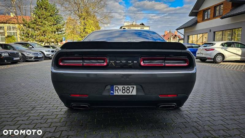 Dodge Challenger - 8