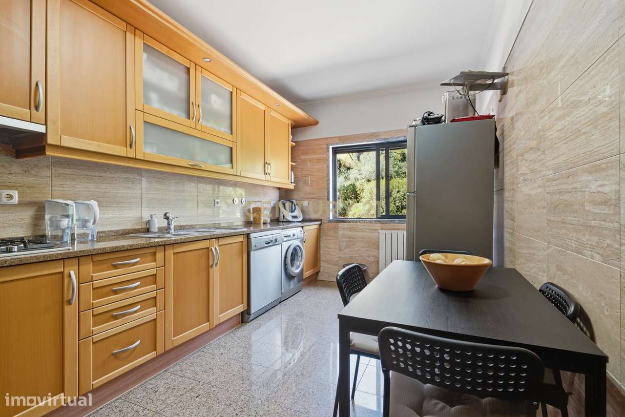 Elegante Apartamento T3 no Estoril com Box Fechada para 3 carros a pou-9