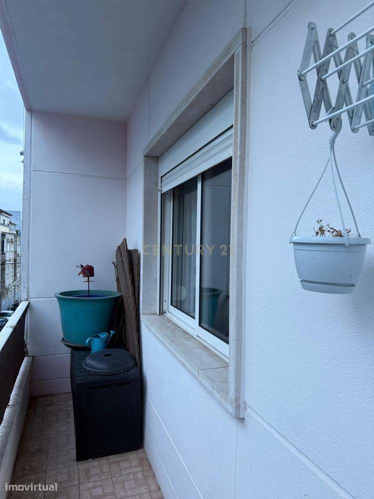 T2 Semi-Remodelado na Cova da Piedade - Excelente Localização!-18