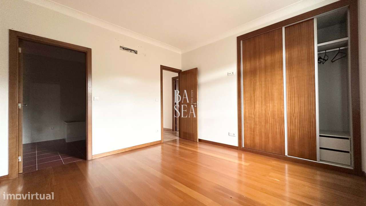 Quinta com 3 Habitações 2 Armazéns e 1 ha de Vinha em Barbeita Monção.-21