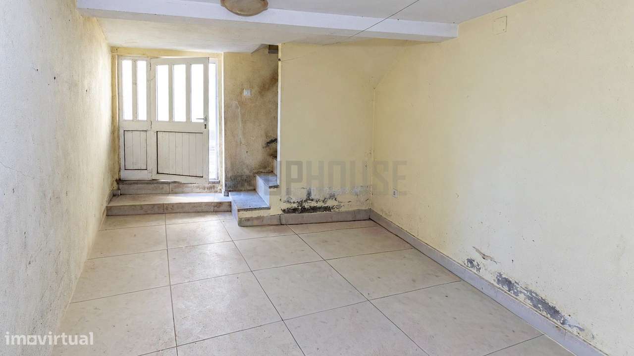 Moradia para Remodelar em Fragosela - Um Projeto com Potencial-14