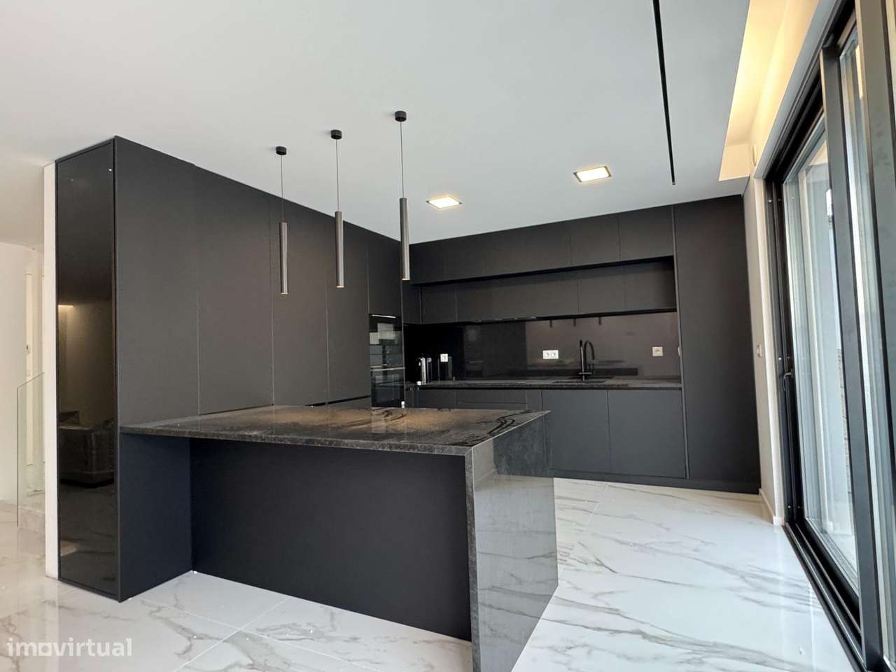 Moradia de Gaveto com dois pisos e garagem lateral-20