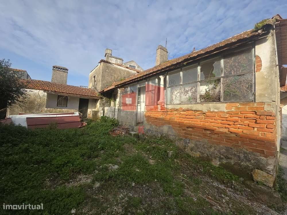 Moradia para recuperação total com 1437 m2 de lote-3